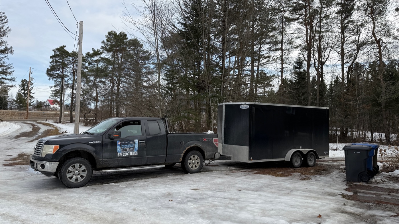Camion et trailer Bye Bye Rebuts prêt à partir pour un ramassage à Sherbrooke